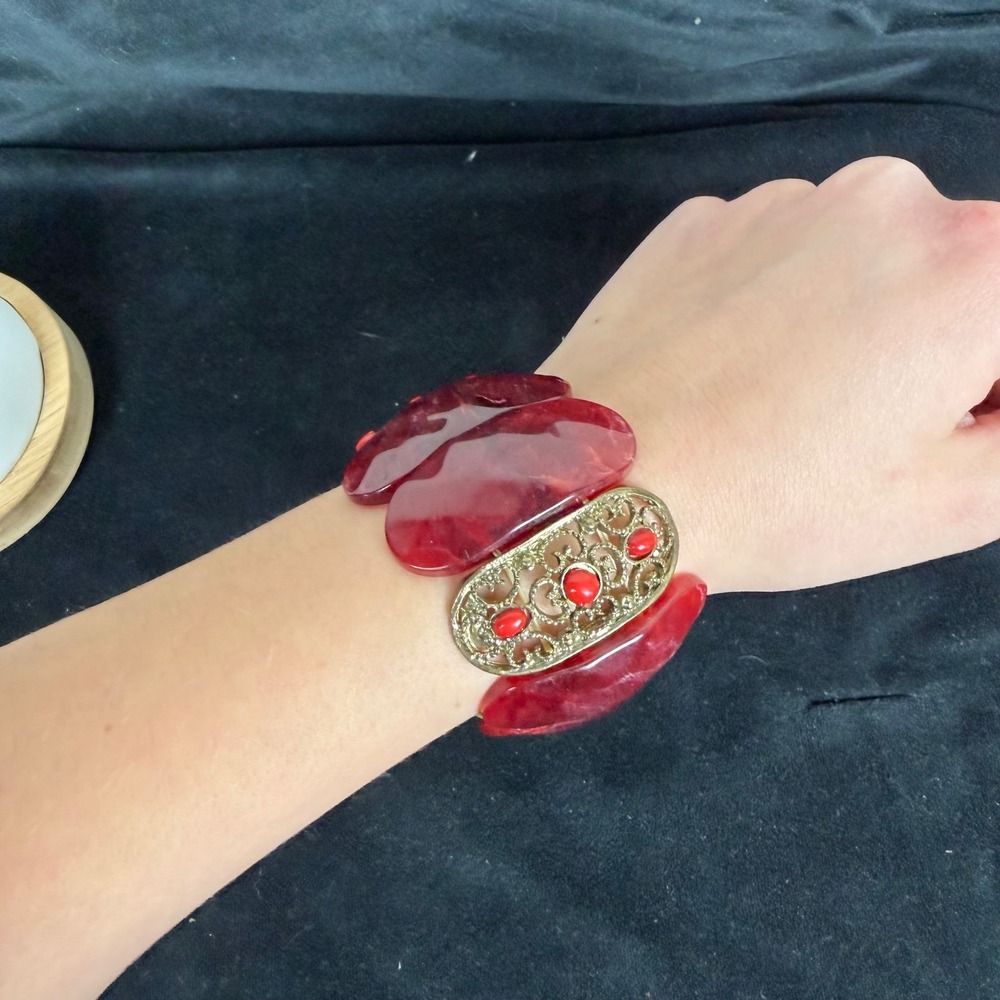Vintage Chunky Red Resin Stretch Bracelet Gold‎ Tone Filigree Statement Piece